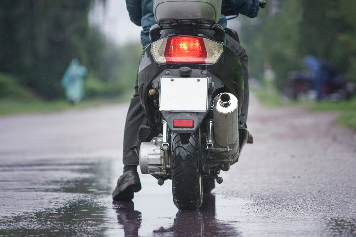 スリップを防ぐ雨天時の安全走行メソッド