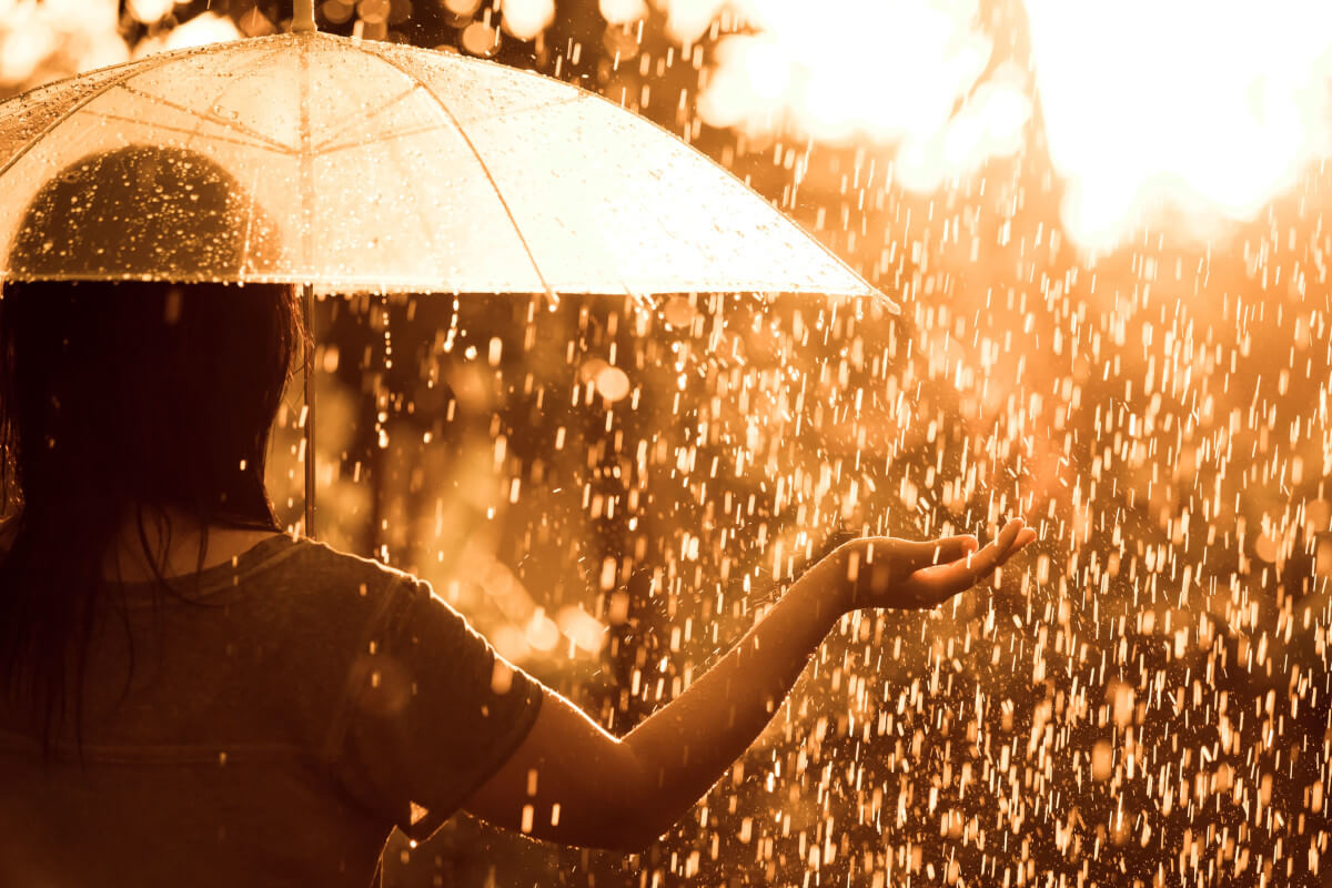 雨の日に傘をさす女性