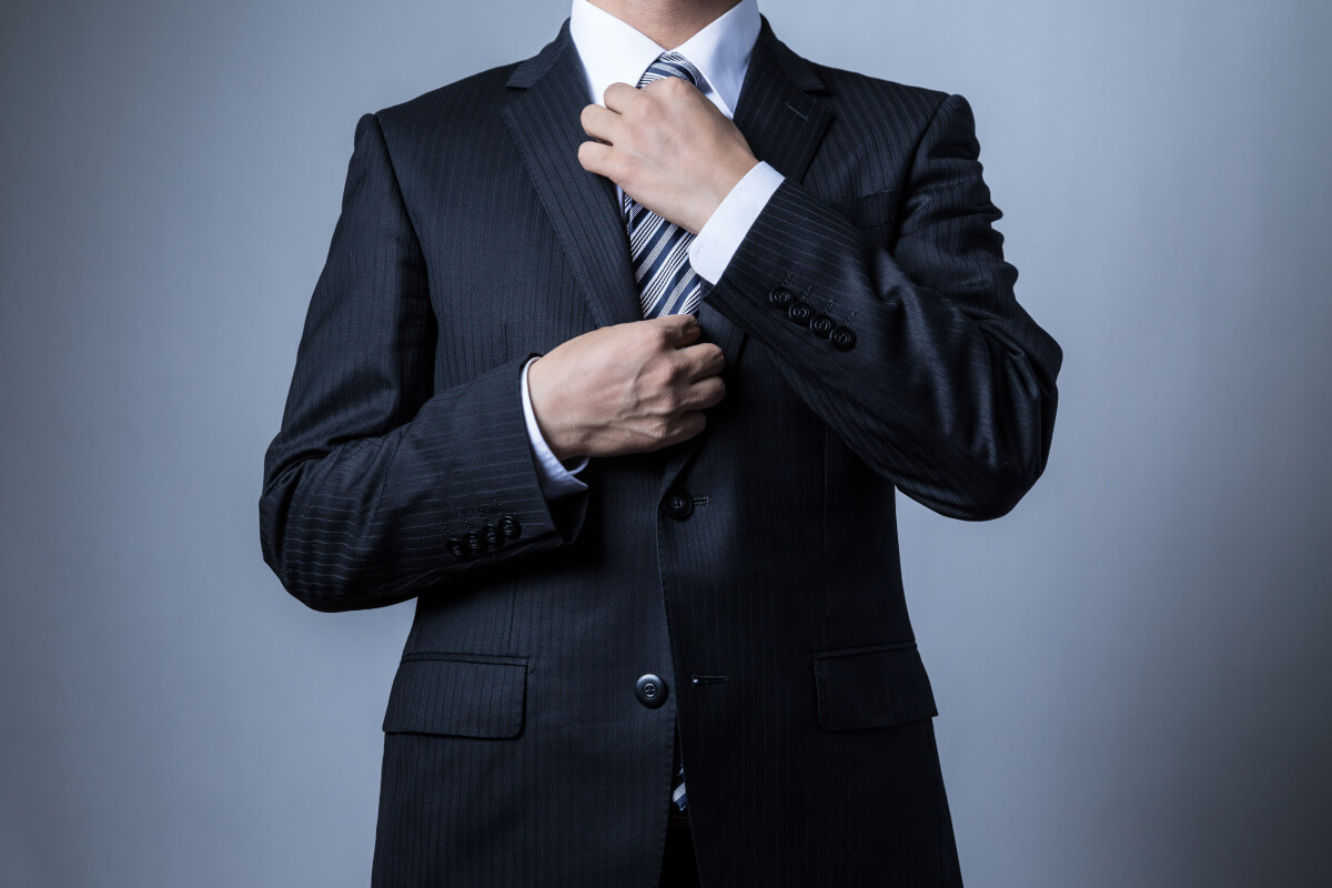 髪型とスーツを守る通勤スタイリング